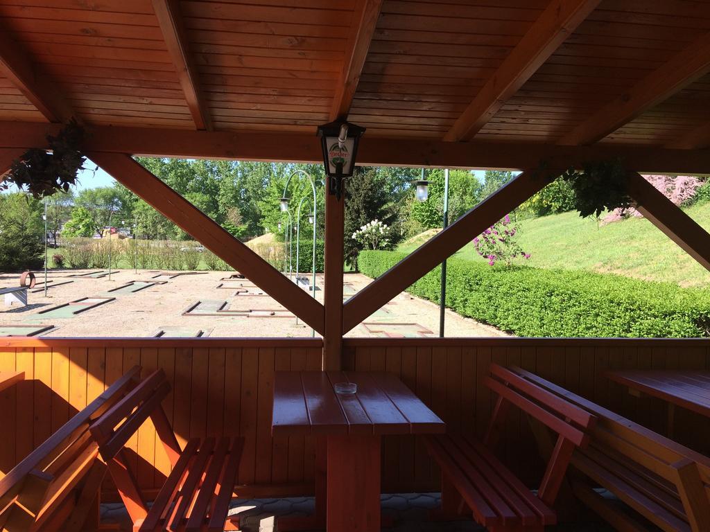 Golf Etterem Es Panzio Ξενοδοχείο Kaposvár Εξωτερικό φωτογραφία