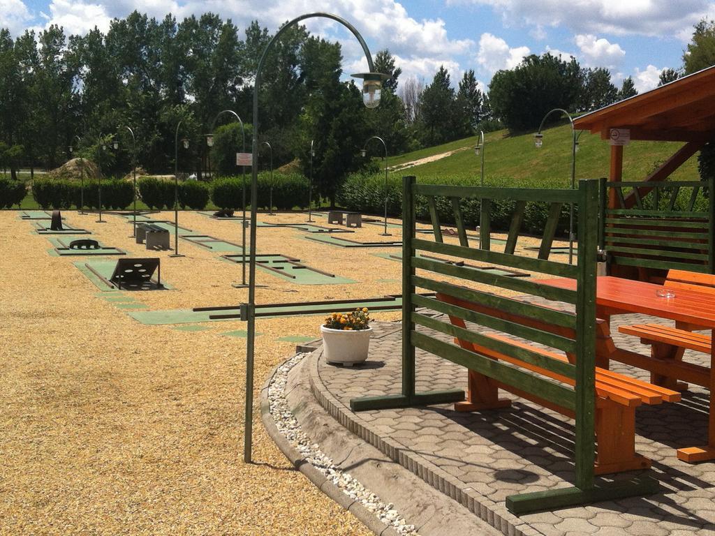 Golf Etterem Es Panzio Ξενοδοχείο Kaposvár Εξωτερικό φωτογραφία